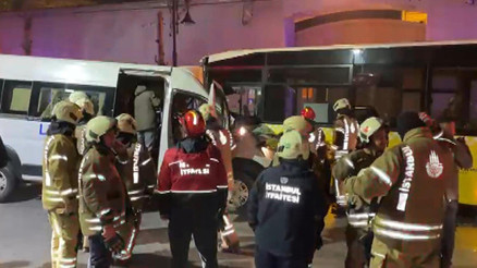 İETT otobüsü ile servis minibüsü çarpıştı: Trafik akışı durdu