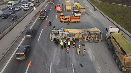 Eyüpsultan TEM Otoyolunda hafriyat kamyonu devrildi