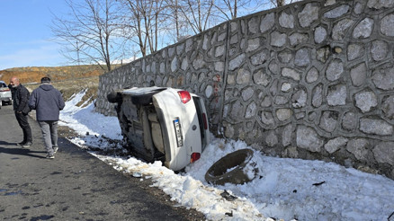 Otomobil istinat duvarına çarptı; 2si ağır, 5 yaralı