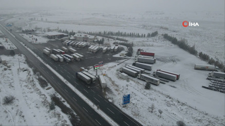 Erzincan’da kar yağışı ulaşımı aksattı