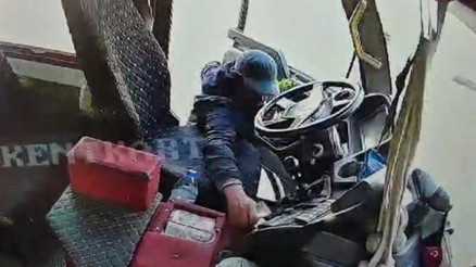 Bisikletle gelip, yolcu minibüsündeki 4 bin TLyi çaldı