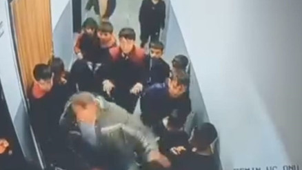 Çocuğuna kar topu atan 8 yaşındaki öğrenciyi darbetti Arkadaşlarını kurtarmaya çalıştılar