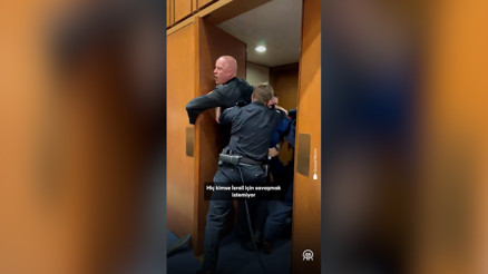 ABD polisi, İrana saldırıları protesto eden eski askeri gözaltına almaya çalışırken kolunu kırdı