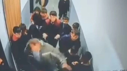 Çocuğuna kar topu atan 8 yaşındaki öğrenciyi darbetti