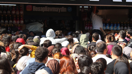 Aydında indirim izdihamı Ezilenler ve bayılanlar ambulanslarla hastaneye kaldırıldı... Açılış iptal edildi