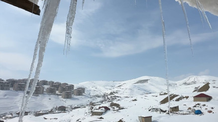 Hava buz kesiyor Dev buz sarkıtları oluştu