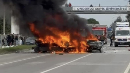 Samsunda feci kaza: 3 otomobil yandı 4 kişi yaralandı