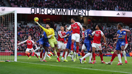 Futbolun beşiğinde duran top tartışması