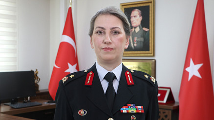 Türkiyenin ilk kadın il jandarma komutanıyken tuğgeneralliğe terfi etmişti | Gülden Paşa: Bana en çok ilham veren kadın annemdir