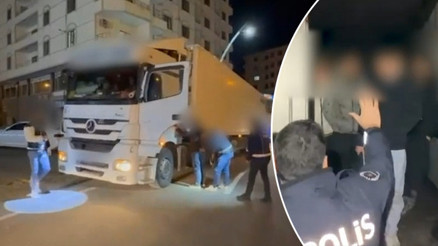 İran sınırından Türkiyeye giren 25 kaçak göçmen, TIRda yakalandı