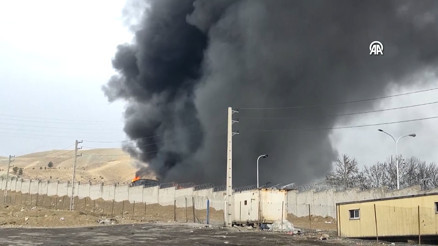 ABD-İsrailin İranda saldırdığı petrol deposundan dumanlar yükselmeye devam ediyor