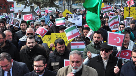 ABD ve İranın saldırılarını protesto ettiler ABD ve İranın saldırılarını protesto ettiler