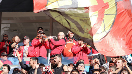 Eskişehirspor tribünlerinden, İspanyaya selam Eskişehirspor tribünlerinden, İspanyaya selam