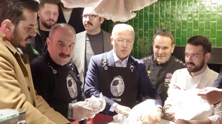 Tarihi meydanda sahur buluşması... Pideler Varank’tan