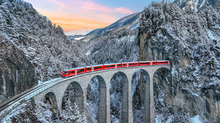 Tablo gibi manzaralar eşliğinde, rayların götürdüğü yere gidelim