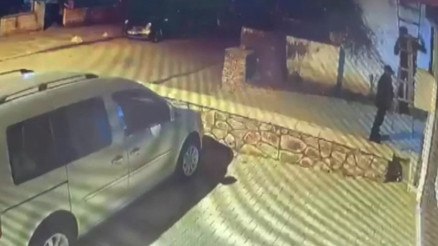 Kadıköyde dehşet Merdivenle eve girdiler, evdekilerin ellerini ve ayaklarını bağlayıp altınları çaldılar Kadıköyde dehşet Merdivenle eve girdiler, evdekilerin ellerini ve ayaklarını bağlayıp altınları çaldılar