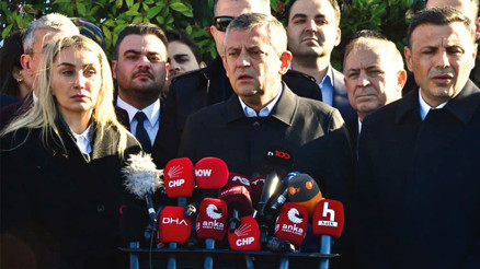 Özgür Özel salondan ayrılmadı