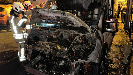 Maltepede park halindeki 3 araç yandı