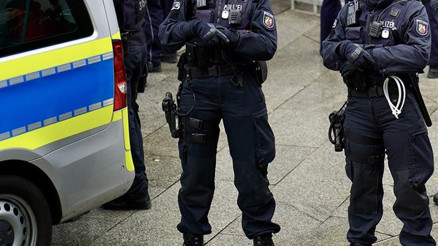 Almanyada polis bir şüpheliyi vurdu