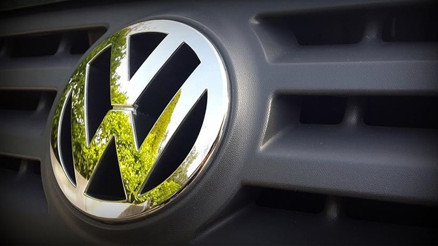 Volkswagenin 2025 karı yarıya yakın düştü