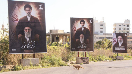 Yaralı olduğu söylenen Mücteba ortada yok ama posterleri her yerde