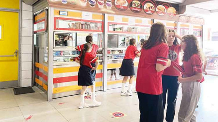 İstanbul’da dar gelirli çocuklara 2 bin liralık ‘kantin kart’