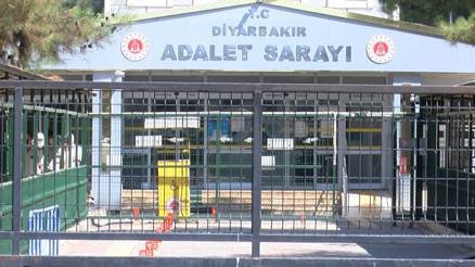 Ameliyat sırasında kalp krizi geçirerek hayatını kaybetti Ailesi, hastane ve doktora tazminat davası açtı Ameliyat sırasında kalp krizi geçirerek hayatını kaybetti Ailesi, hastane ve doktora tazminat davası açtı