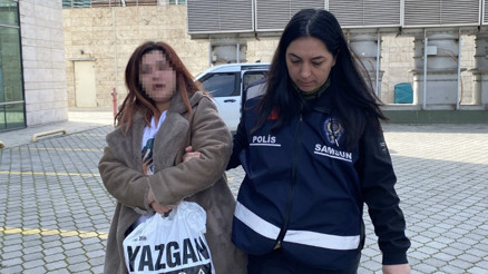 Alt katta oturan eski sevgilinin kıskançlık dehşeti: Zili çaldı, genç kadını yüzünden bıçakladı