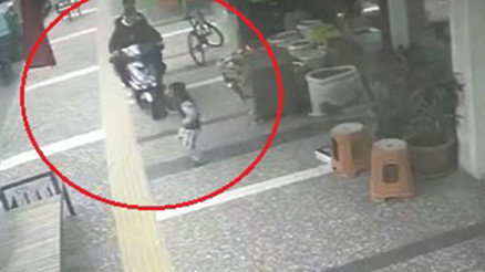 Kaldırımda motosiklet kullanan maganda 5 yaşındaki çocuğa çarptı