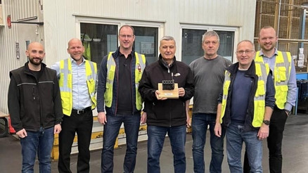 Emekli olan Türk motor ustası iki ayrı fabrikadan uğurlandı