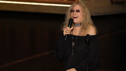 Ne çok istemişti onun da bu sevgiye karşılık vermesini... Bir kere bile elini tutamadığı aşkı için son şarkısını ağlayarak söyledi