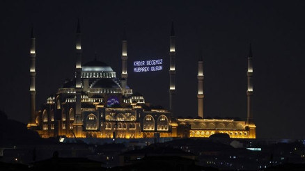 Tüm yurtta Kadir Gecesi dualarla idrak edildi