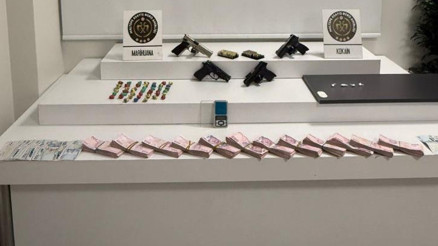 Maltepede bir eve uyuşturucu operasyonu: Manyetik kartlı gizli bölmede yüklü miktarda para ve silah çıktı