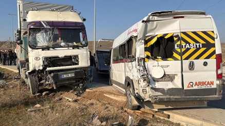 Eskişehirde TIR, 4 araca çarptı: 12 yaralı