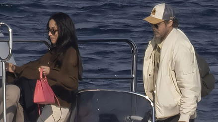 Eski karısı memleketinden kaçacak duruma geldi… O genç sevgilisiyle yatlarda gününü gün ediyor