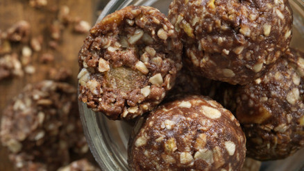 Bayrama sağlıklı tatlı önerisi: Şekersiz hurmalı fit toplar