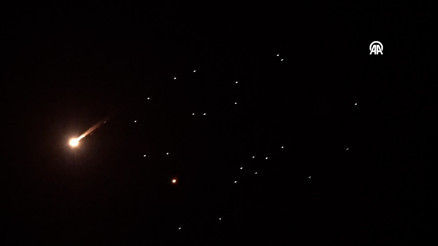 İranın İsraile misilleme olarak ateşlediği füzeler Tel Aviv semalarında görüntülendi