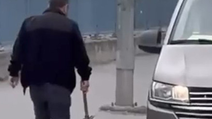 Çekiçle saldıracaktı: Sürücüye yaklaşınca geri vites yaptı
