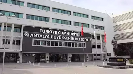 Antalya Büyükşehir Belediyesine yönelik rüşvet ve yolsuzluk davasında yeni gelişme: Tahliye edilen 3 sanık için yakalama kararı