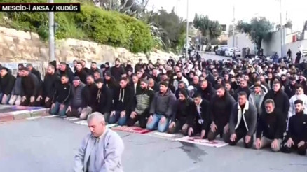 59 yıl sonra bir ilk Mescid-i Aksada ibadet yasağı: Bayram namazı kılanlara müdahale