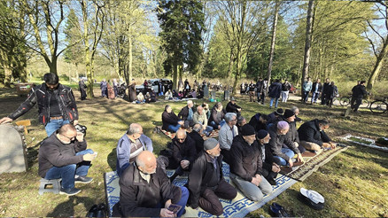 Köln’de arefe günü mezarlık ziyareti