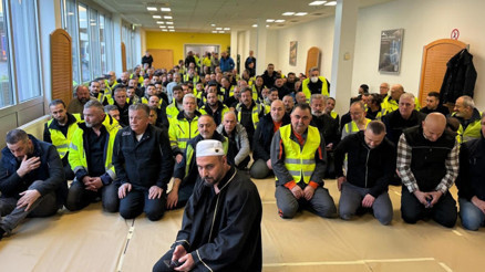 Köln’de fabrikada bayram namazı kıldılar