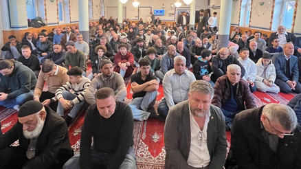 Lehrte’de bayram namazına yoğun ilgi: Camii doldu taştı