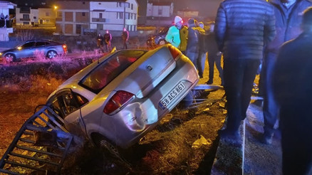 Otomobil bariyerlere çarptı: 1i ağır 2 yaralı