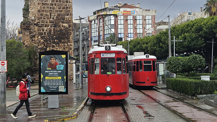 Tramvayın oluşturduğu tehlikeye karşı şehrin simgesine tel örgü