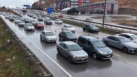 Ara tatil bitiyor Dönüş yolculuğu başladı: 43 ilin geçiş noktasında trafik yoğunluğu