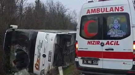 Çatalcada polisleri taşıyan midibüs devrildi: 3 polis yaralı