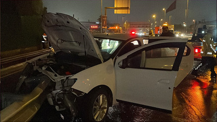 Eyüpsultanda feci kaza Otomobil bariyerlere çarptı: 3 yaralı