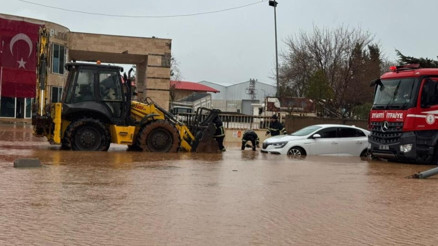 Sağanak yağış Güneydoğuyu vurdu: Yollar sokaklar sel altında kaldı