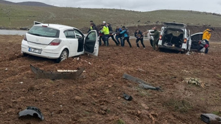 Bingöl’de hafif ticari araçla otomobil çarpıştı: 1’i ağır, 13 yaralı